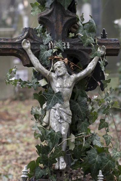 Estátua Envelhecida Mistério Antigo Cemitério Praga República Checa — Fotografia de Stock