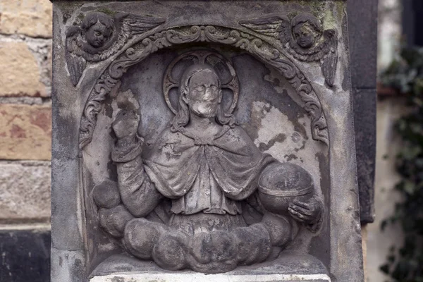 Statuia Vârstă Din Vechiul Cimitir Din Praga Republica Cehă — Fotografie, imagine de stoc