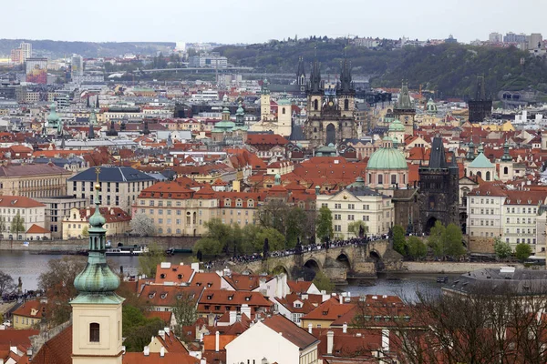 Kijk Lente Prague City Met Groene Natuur Bloeiende Bomen Tsjechië — Stockfoto