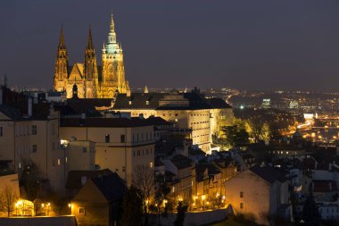 Gece kış Prague City ile Gotik Castle, Çek Cumhuriyeti