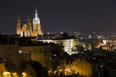 Gece kış Prague City ile Gotik Castle, Çek Cumhuriyeti