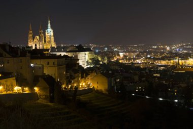 Gece kış Prague City ile Gotik Castle, Çek Cumhuriyeti