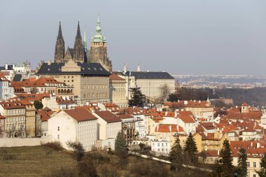 Güneşli soğuk kış Prague City ile Gotik Castle, Çek Cumhuriyeti