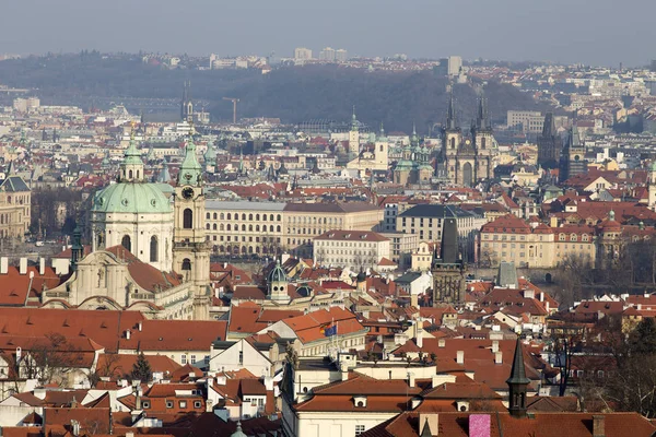 阳光明媚的寒冷冬季布拉格城市与它的大教堂 历史建筑和塔 捷克共和国 — 图库照片