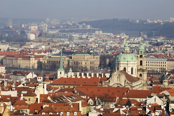 Hiver Givré Ensoleillé Prague Avec Ses Cathédrales Ses Bâtiments Historiques — Photo