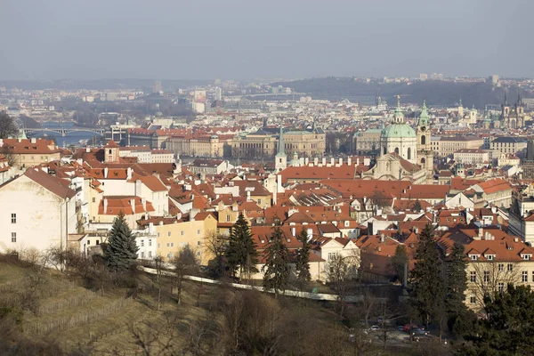 Ηλιόλουστο Χειμώνα Frosty Prague City Καθεδρικούς Ναούς Ιστορικά Κτίρια Και — Φωτογραφία Αρχείου