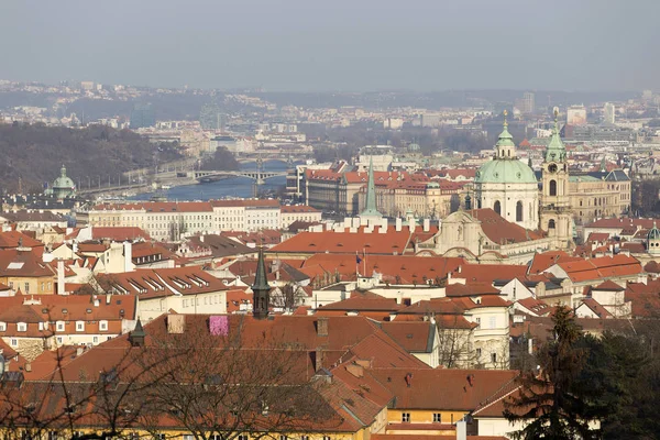 Słoneczny Zimowy Mroźny Prague City Katedr Historyczne Budynki Wieże Republika — Zdjęcie stockowe