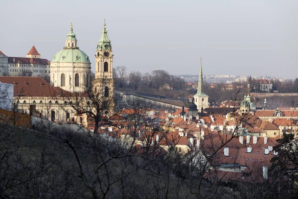 Słoneczny Zimowy Mroźny Prague City Katedr Historyczne Budynki Wieże Republika — Zdjęcie stockowe