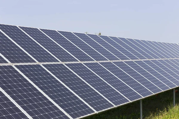 Solar Power Station Zomer Weide — Stockfoto