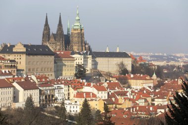 Güneşli soğuk kış Prague City ile Gotik Castle, Çek Cumhuriyeti