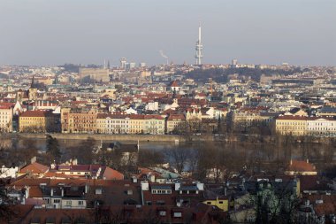 Güneşli soğuk kış Prag şehir katedraller, tarihi binalar ve kuleleri, Çek Cumhuriyeti