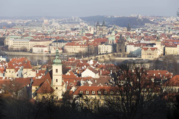 Soleado Invierno Helado Praga City Con Sus Catedrales Edificios Históricos —  Fotos de Stock