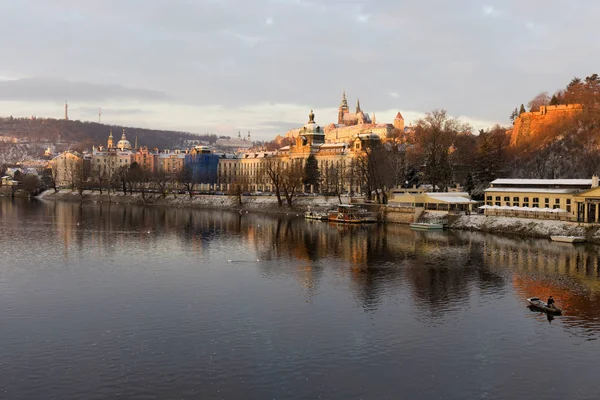阳光明媚的雪清晨布拉格小镇与哥特式城堡在伏尔塔瓦河河之上 捷克共和国 — 图库照片
