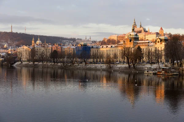 Güneşli Karlı Sabah Erken Prag Lesser Town Gotik Castle Yukarıda — Stok fotoğraf