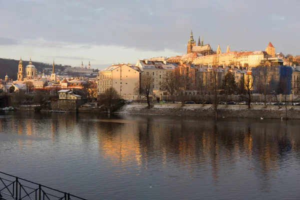 Sunny Snowy Early Morning Praga Cidade Menor Com Castelo Gótico — Fotografia de Stock