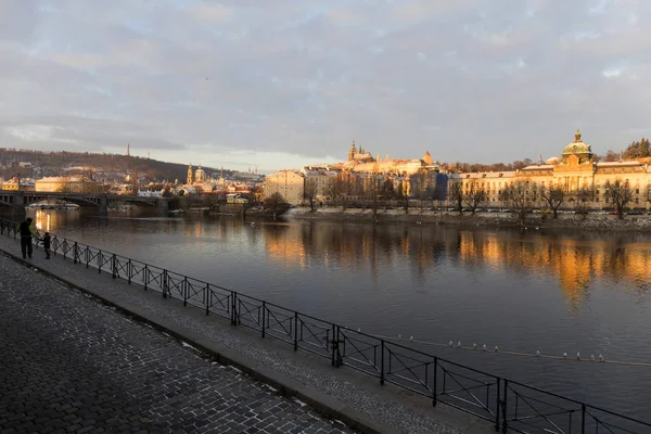 Soliga Snöig Tidig Morgon Lillsidan Prag Med Gotiska Slottet Ovanför — Stockfoto