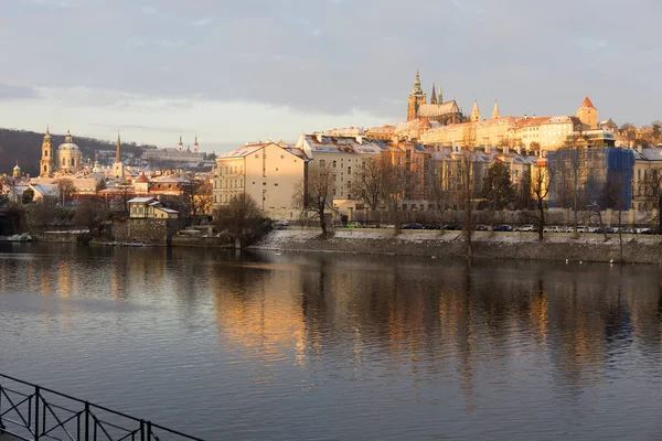 Sunny Snowy Early Morning Praga Cidade Menor Com Castelo Gótico — Fotografia de Stock