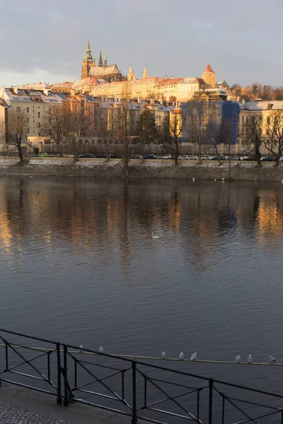 Soliga Snöig Tidig Morgon Lillsidan Prag Med Gotiska Slottet Ovanför — Stockfoto