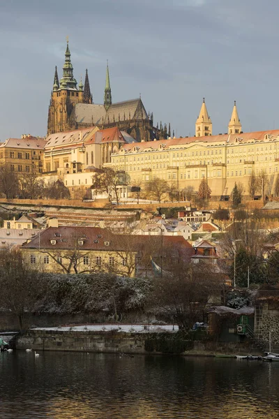 Zonnige Besneeuwde Vroeg Ochtend Mala Strana Praag Met Gotische Burcht — Stockfoto