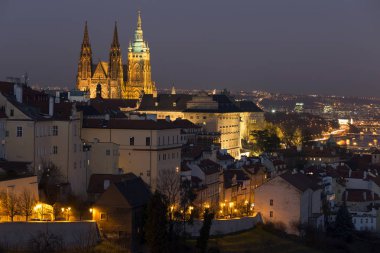Çek Cumhuriyeti 'nin Gotik Şatosu ile Kış Gecesi Prag Şehri