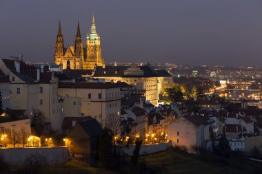 Çek Cumhuriyeti 'nin Gotik Şatosu ile Kış Gecesi Prag Şehri