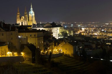 Çek Cumhuriyeti 'nin Gotik Şatosu ile Kış Gecesi Prag Şehri