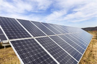 Erken Bahar çayır üzerinde Solar Power Station 