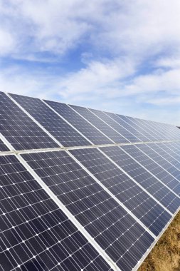 Erken Bahar çayır üzerinde Solar Power Station 