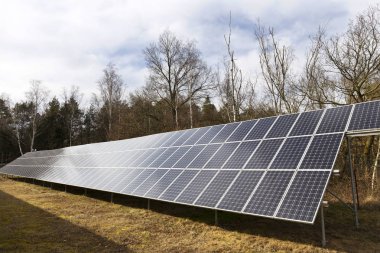 Erken Bahar çayır üzerinde Solar Power Station 