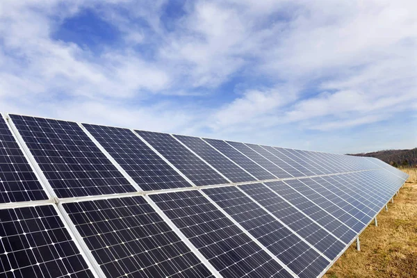Erken Bahar Çayır Üzerinde Solar Power Station — Stok fotoğraf