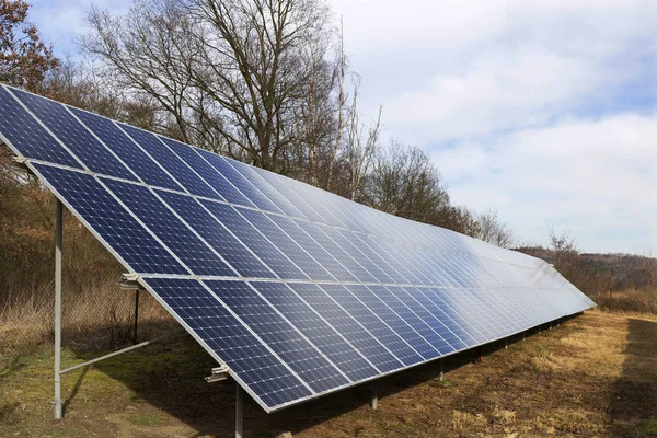 早春の牧草地に太陽光発電所 — ストック写真