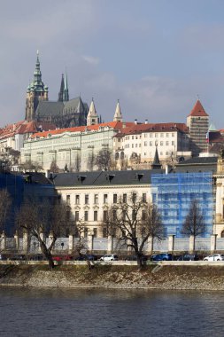 Lesser Town Nehri Vltava güneşli gün, Çek Cumhuriyeti yukarıda erken Bahar Prag Gotik Kalesi