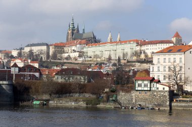 Lesser Town Nehri Vltava güneşli gün, Çek Cumhuriyeti yukarıda erken Bahar Prag Gotik Kalesi