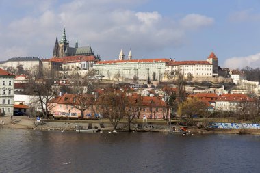 Lesser Town Nehri Vltava güneşli gün, Çek Cumhuriyeti yukarıda erken Bahar Prag Gotik Kalesi