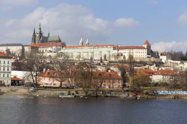 Lesser Town Nehri Vltava güneşli gün, Çek Cumhuriyeti yukarıda erken Bahar Prag Gotik Kalesi