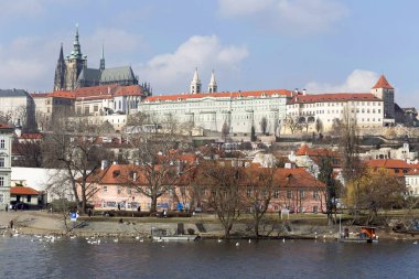 Lesser Town Nehri Vltava güneşli gün, Çek Cumhuriyeti yukarıda erken Bahar Prag Gotik Kalesi