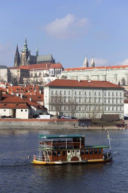 Lesser Town Nehri Vltava güneşli gün, Çek Cumhuriyeti yukarıda erken Bahar Prag Gotik Kalesi