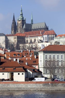 Lesser Town Nehri Vltava güneşli gün, Çek Cumhuriyeti yukarıda erken Bahar Prag Gotik Kalesi