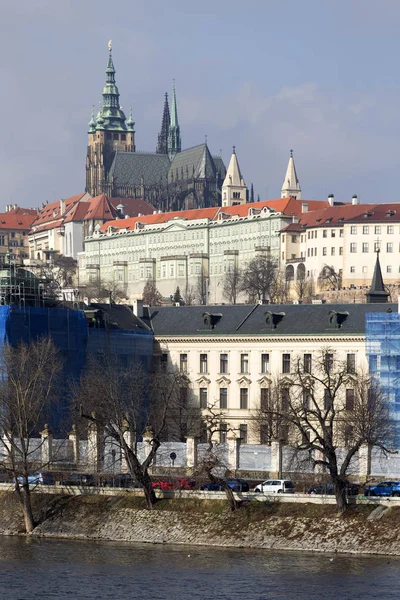 Primavera Temprana Castillo Gótico Praga Con Ciudad Menor Sobre Río — Foto de Stock