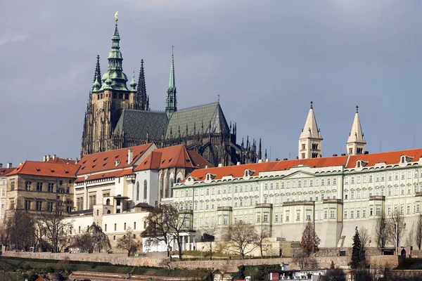 Primavera Temprana Castillo Gótico Praga Con Ciudad Menor Sobre Río —  Fotos de Stock