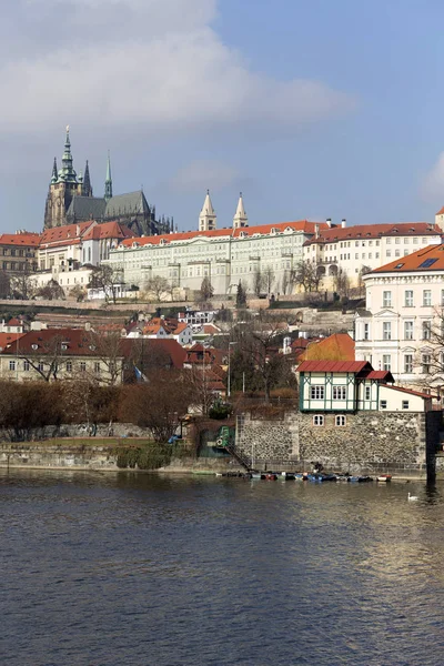 Vorfrühling Prager Gotische Burg Mit Der Kleinstadt Oberhalb Der Moldau — Stockfoto
