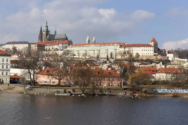 Início Primavera Castelo Gótico Praga Com Cidade Menor Acima Rio — Fotografia de Stock