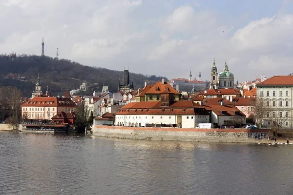 关于捷克共和国伏尔塔瓦河河上空布拉格城的看法 — 图库照片