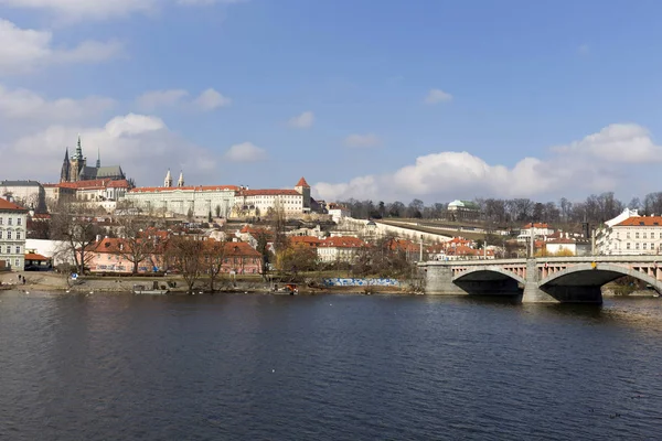 Início Primavera Castelo Gótico Praga Com Cidade Menor Acima Rio — Fotografia de Stock