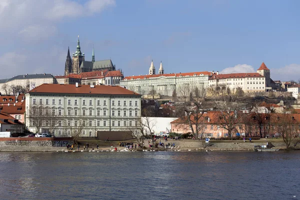 Primavera Temprana Castillo Gótico Praga Con Ciudad Menor Sobre Río —  Fotos de Stock