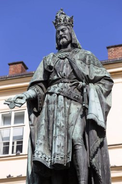 Onbirinci Çek kral ve Roma İmparatoru Charles IV bronz heykeli. Prag yakınındaki Charles Bridge, Çek Cumhuriyeti