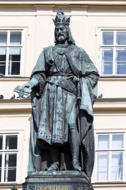 Onbirinci Çek kral ve Roma İmparatoru Charles IV bronz heykeli. Prag yakınındaki Charles Bridge, Çek Cumhuriyeti