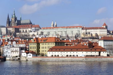 Lesser Town Nehri Vltava güneşli gün, Çek Cumhuriyeti yukarıda erken Bahar Prag Gotik Kalesi