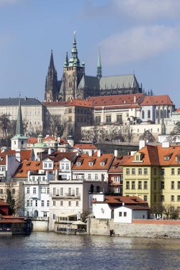Lesser Town Nehri Vltava güneşli gün, Çek Cumhuriyeti yukarıda erken Bahar Prag Gotik Kalesi
