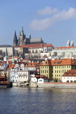 Lesser Town Nehri Vltava güneşli gün, Çek Cumhuriyeti yukarıda erken Bahar Prag Gotik Kalesi